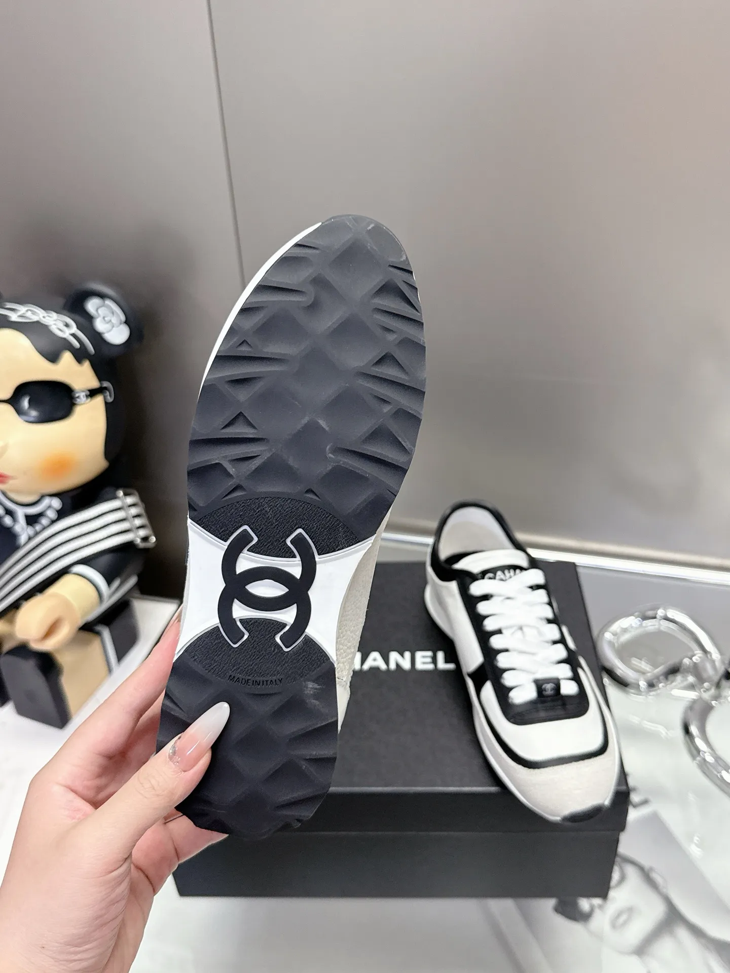👟👟Ex-factory price 500👟👟 (size 35-40) Chanel 25p panda sneakers! It’s really out of the spotlight recently, and there’s a reason why it’s so popular! The upper is made of first-layer calfskin, with a sheepskin lining, which is breathable and comfortable. It has a full whitening effect and can easily show off your slender legs when paired with any style of clothes. Whoever wears it will look better~ The comfort level is simply amazing. Beauty and comfort coexist, and they are extremely versatile. Wearing it can easily walk ten or twenty thousand steps without any pressure, and it feels light and breathable. The classic black and white color scheme is really the best for spring and summer wear! No matter what kind of clothes you wear in daily life, you can never go wrong. You can mix and match them beautifully and look very delicate and stylish. People with wide feet don’t have to worry about making their feet look fat. Wearing it will make your feet look better. I really love this pair of shoes. Come and get a pair to make your steps more comfortable and fashionable!